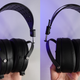 A la izquierda, la parte frontal de los auriculares. A la derecha, la parte trasera. En las fotos se puede apreciar la diferencia en el grosor de las almohadillas desde su parte frontal hasta la trasera, para obtener un ángulo de inclinación al usarlos.